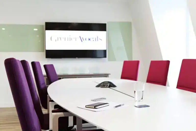 table-conference-room-grenier-avocats-on-the-screen