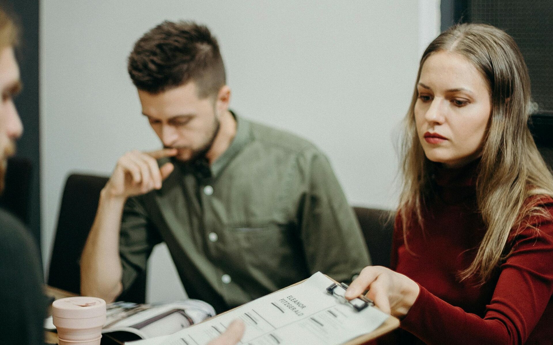 Réunion de travail autour d’un dossier juridique, illustrant l’importance de la collecte et de l’examen des preuves en droit de la concurrence